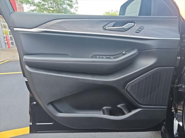 Photo of 2025 Diamond Black Crystal Pearlcoat Jeep Grand Cherokee L