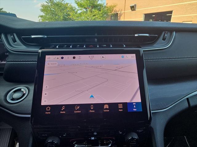 Photo of 2025 Diamond Black Crystal Pearlcoat Jeep Grand Cherokee L