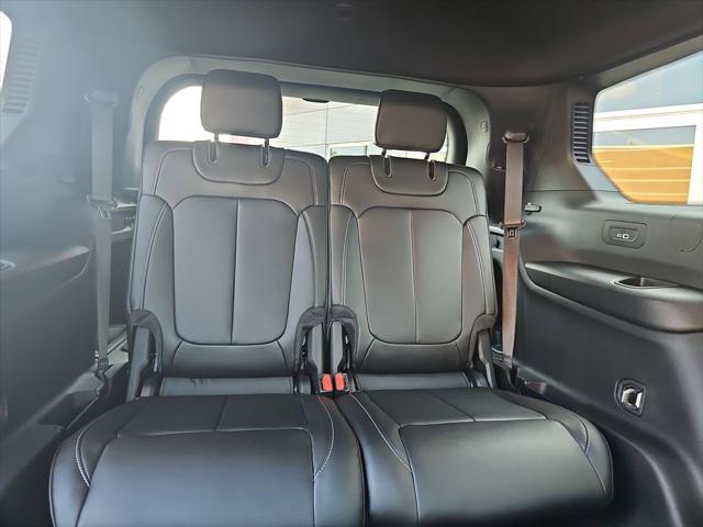 Photo of 2025 Diamond Black Crystal Pearlcoat Jeep Grand Cherokee L