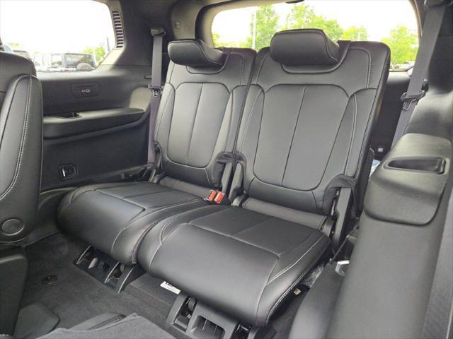 Photo of 2025 Diamond Black Crystal Pearlcoat Jeep Grand Cherokee L