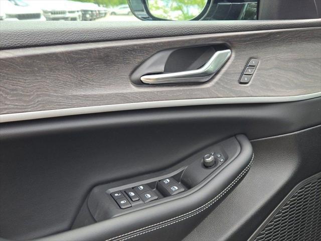 Photo of 2025 Diamond Black Crystal Pearlcoat Jeep Grand Cherokee L