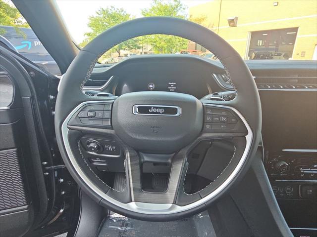 Photo of 2025 Diamond Black Crystal Pearlcoat Jeep Grand Cherokee L