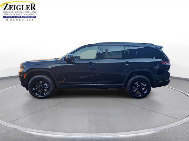 Photo of 2025 Diamond Black Crystal Pearlcoat Jeep Grand Cherokee L