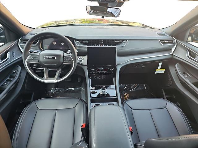 Photo of 2025 Diamond Black Crystal Pearlcoat Jeep Grand Cherokee L