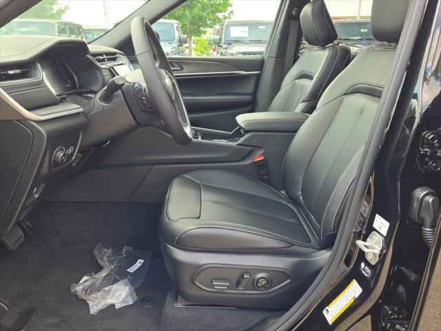 Photo of 2025 Diamond Black Crystal Pearlcoat Jeep Grand Cherokee L