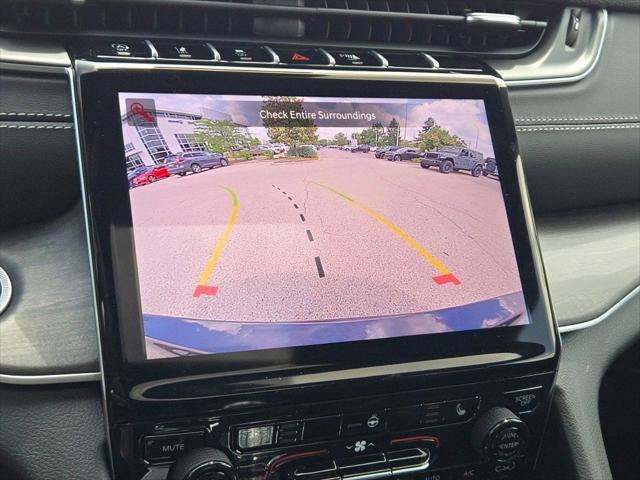 Photo of 2025 Diamond Black Crystal Pearlcoat Jeep Grand Cherokee L