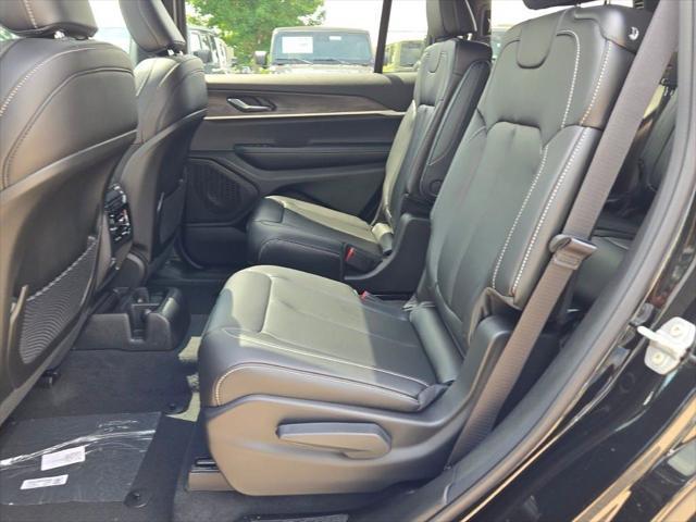 Photo of 2025 Diamond Black Crystal Pearlcoat Jeep Grand Cherokee L