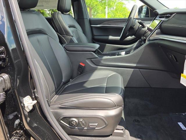 Photo of 2025 Diamond Black Crystal Pearlcoat Jeep Grand Cherokee L