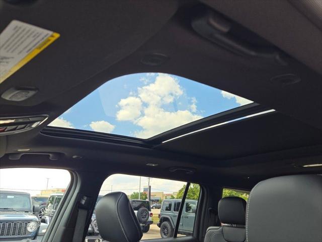 Photo of 2025 Diamond Black Crystal Pearlcoat Jeep Grand Cherokee L