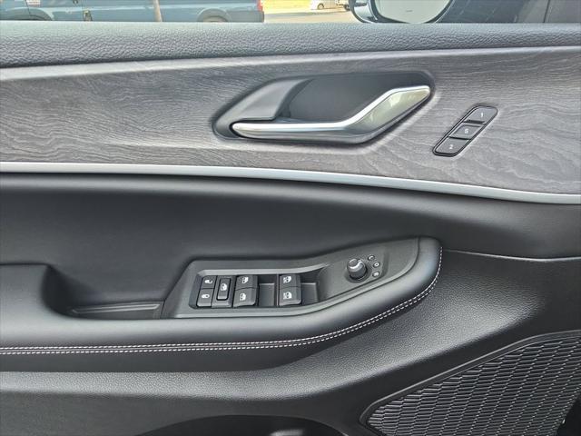 Photo of 2025 Diamond Black Crystal Pearlcoat Jeep Grand Cherokee L