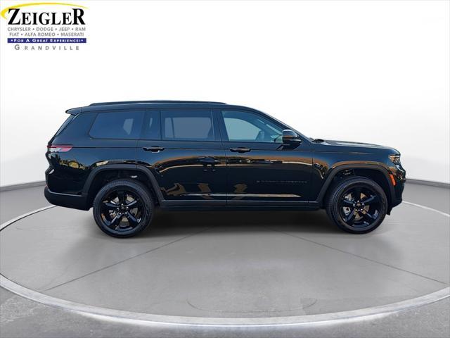 Photo of 2025 Diamond Black Crystal Pearlcoat Jeep Grand Cherokee L