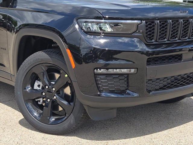 Photo of 2025 Diamond Black Crystal Pearlcoat Jeep Grand Cherokee L