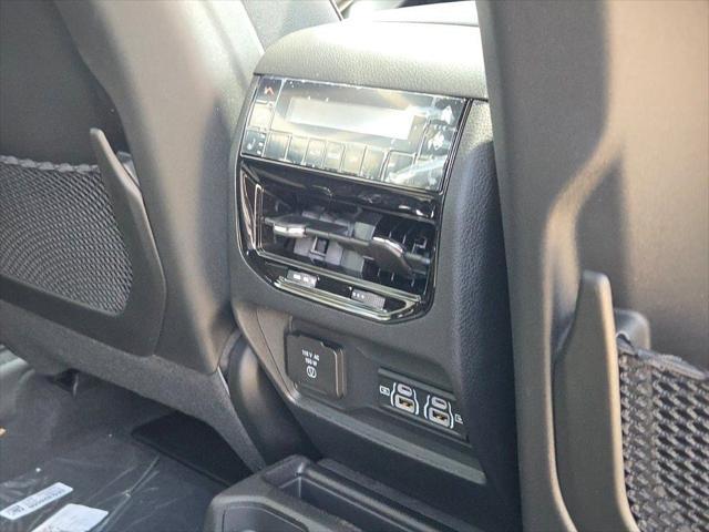 Photo of 2025 Diamond Black Crystal Pearlcoat Jeep Grand Cherokee L