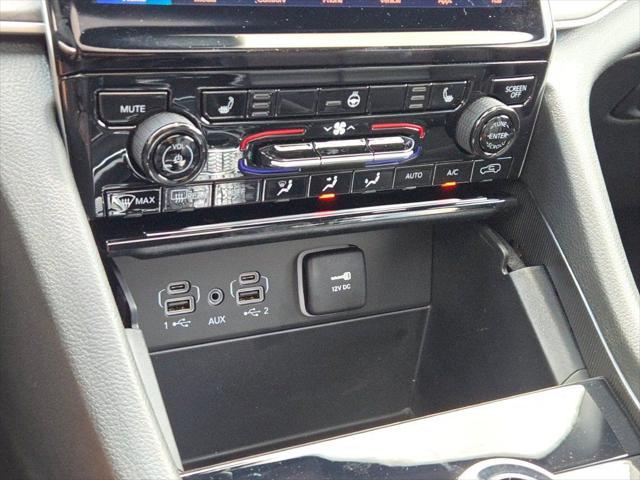 Photo of 2025 Diamond Black Crystal Pearlcoat Jeep Grand Cherokee L