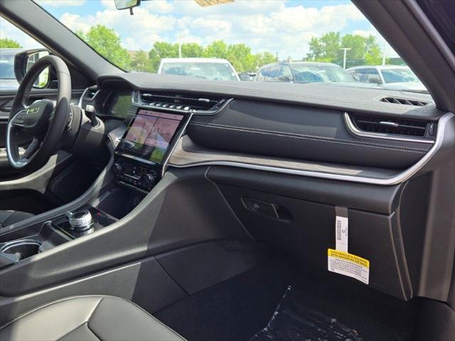 Photo of 2025 Diamond Black Crystal Pearlcoat Jeep Grand Cherokee L