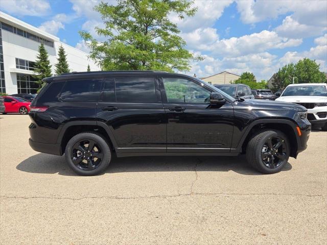 Photo of 2025 Diamond Black Crystal Pearlcoat Jeep Grand Cherokee L