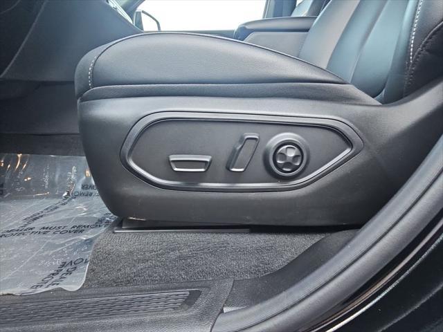 Photo of 2025 Diamond Black Crystal Pearlcoat Jeep Grand Cherokee L
