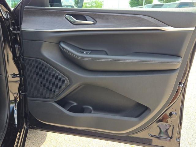 Photo of 2025 Diamond Black Crystal Pearlcoat Jeep Grand Cherokee L