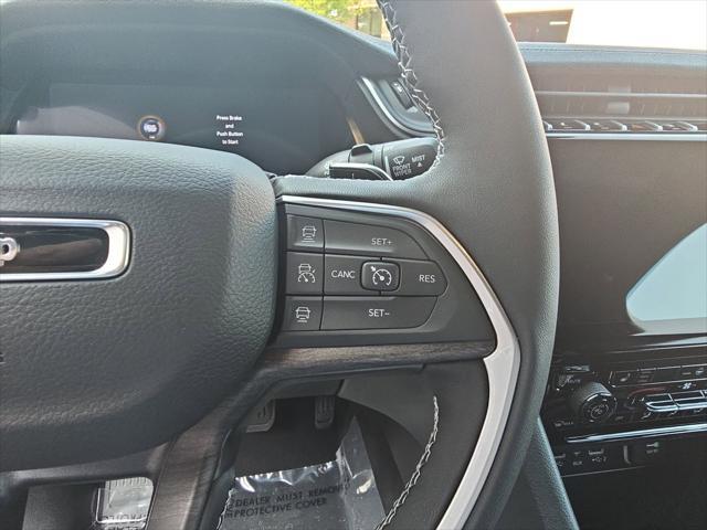 Photo of 2025 Diamond Black Crystal Pearlcoat Jeep Grand Cherokee L