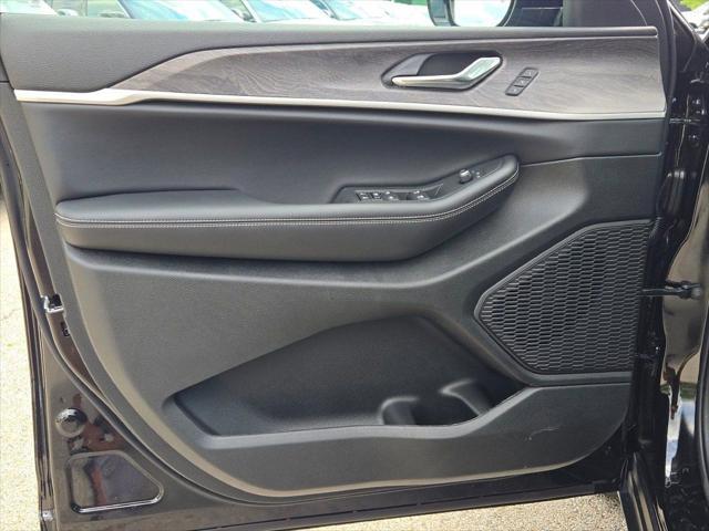 Photo of 2025 Diamond Black Crystal Pearlcoat Jeep Grand Cherokee L