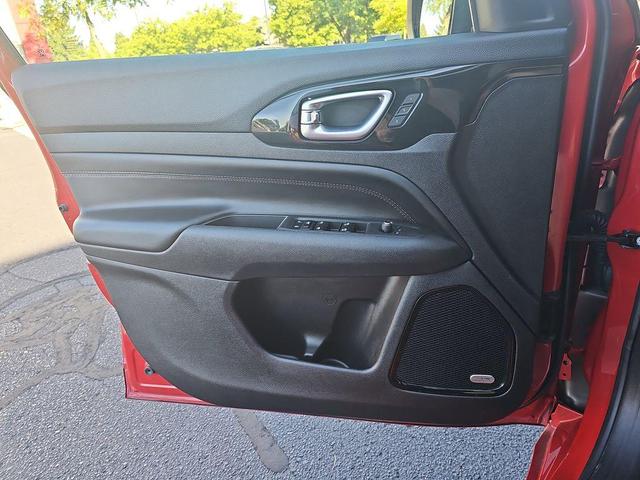 Photo of 2023 Redline Pearlcoat Jeep Compass