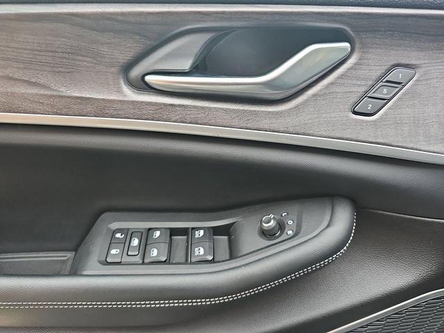Photo of 2022 Diamond Black Crystal Pearlcoat Jeep Grand Cherokee