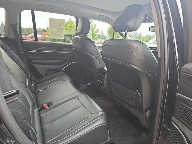 Photo of 2022 Diamond Black Crystal Pearlcoat Jeep Grand Cherokee