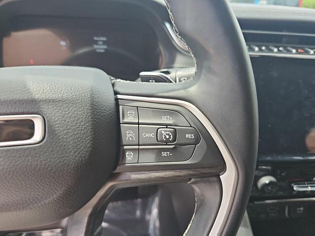 Photo of 2022 Diamond Black Crystal Pearlcoat Jeep Grand Cherokee