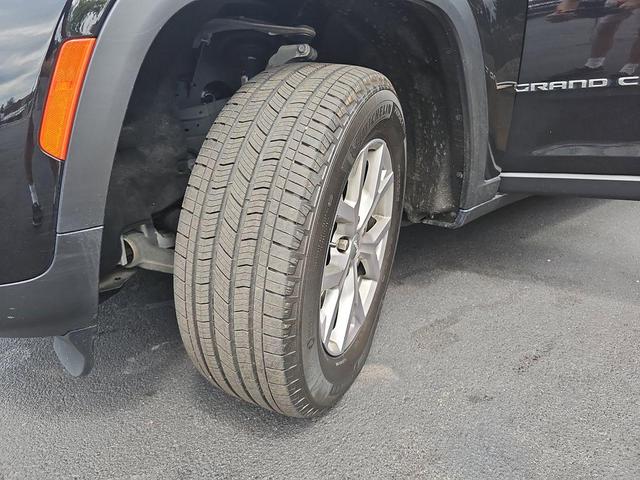 Photo of 2022 Diamond Black Crystal Pearlcoat Jeep Grand Cherokee