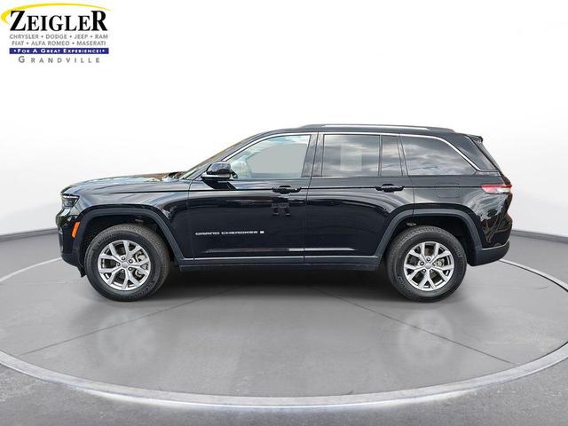 Photo of 2022 Diamond Black Crystal Pearlcoat Jeep Grand Cherokee