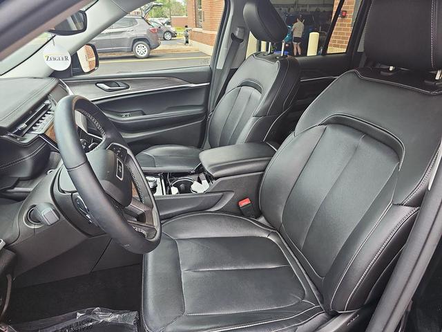 Photo of 2022 Diamond Black Crystal Pearlcoat Jeep Grand Cherokee