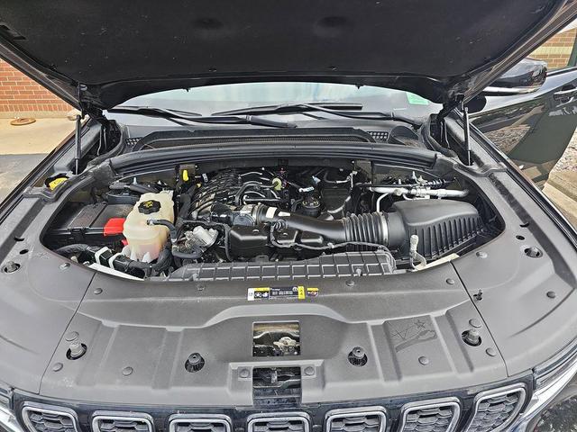 Photo of 2022 Diamond Black Crystal Pearlcoat Jeep Grand Cherokee