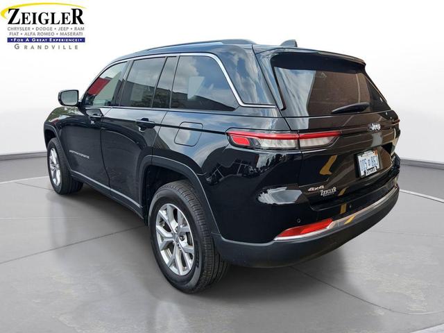 Photo of 2022 Diamond Black Crystal Pearlcoat Jeep Grand Cherokee