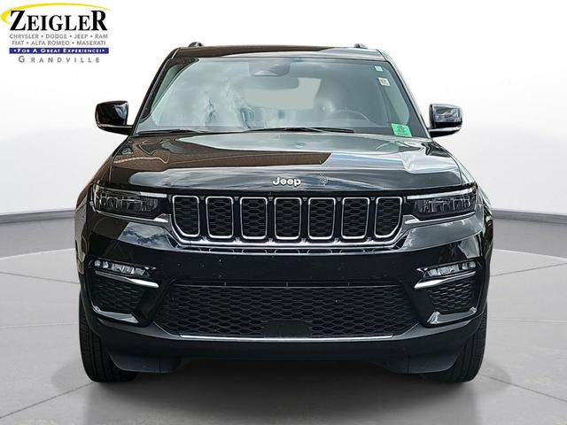 Photo of 2022 Diamond Black Crystal Pearlcoat Jeep Grand Cherokee