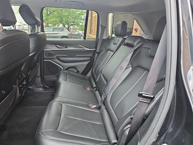 Photo of 2022 Diamond Black Crystal Pearlcoat Jeep Grand Cherokee