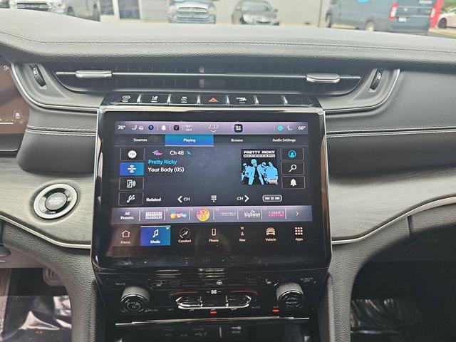 Photo of 2022 Diamond Black Crystal Pearlcoat Jeep Grand Cherokee