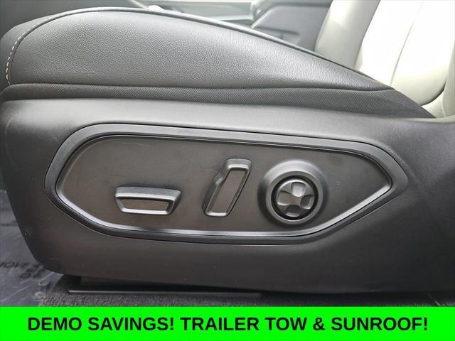 Photo of 2025 Diamond Black Crystal Pearlcoat Jeep Grand Cherokee L