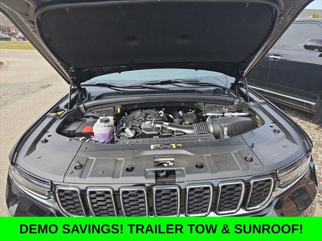Photo of 2025 Diamond Black Crystal Pearlcoat Jeep Grand Cherokee L