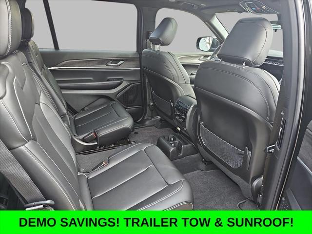 Photo of 2025 Diamond Black Crystal Pearlcoat Jeep Grand Cherokee L