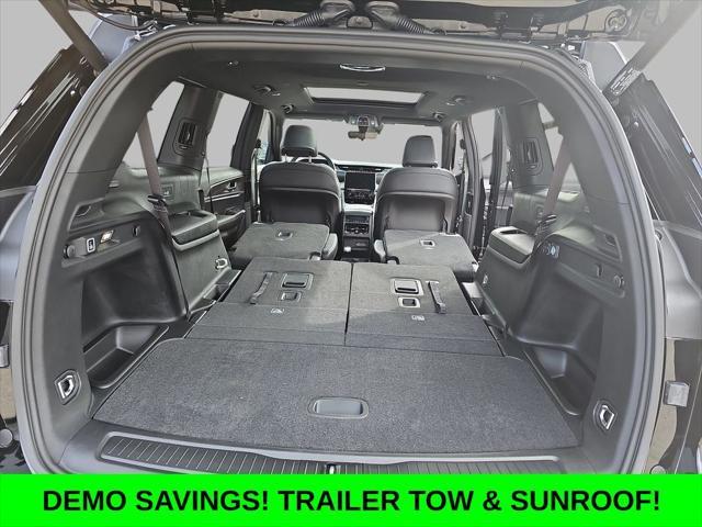 Photo of 2025 Diamond Black Crystal Pearlcoat Jeep Grand Cherokee L