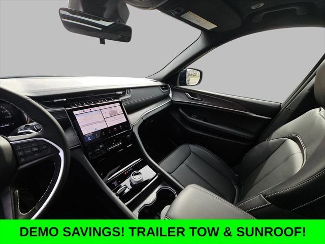 Photo of 2025 Diamond Black Crystal Pearlcoat Jeep Grand Cherokee L