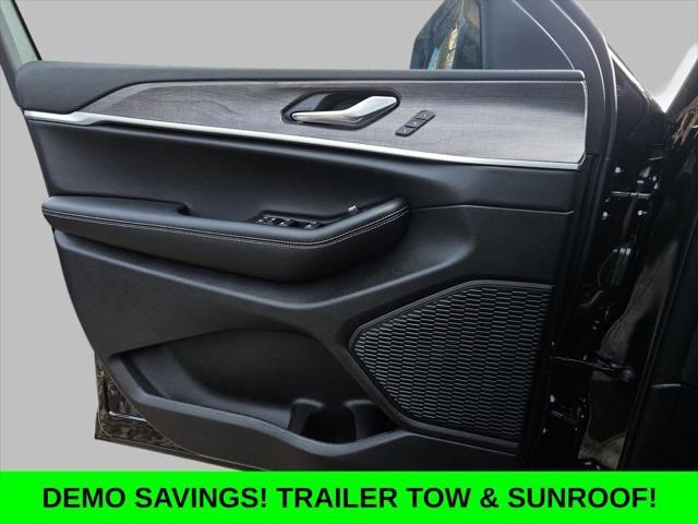 Photo of 2025 Diamond Black Crystal Pearlcoat Jeep Grand Cherokee L