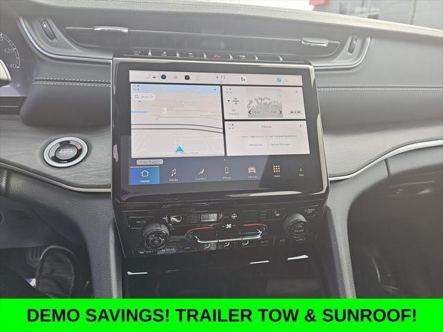 Photo of 2025 Diamond Black Crystal Pearlcoat Jeep Grand Cherokee L