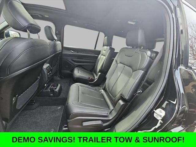 Photo of 2025 Diamond Black Crystal Pearlcoat Jeep Grand Cherokee L