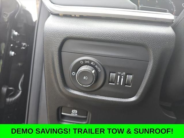 Photo of 2025 Diamond Black Crystal Pearlcoat Jeep Grand Cherokee L