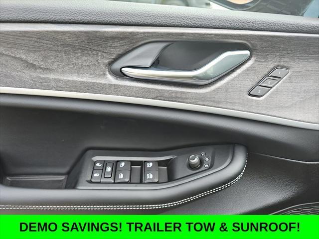 Photo of 2025 Diamond Black Crystal Pearlcoat Jeep Grand Cherokee L