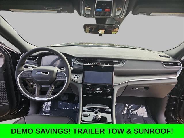 Photo of 2025 Diamond Black Crystal Pearlcoat Jeep Grand Cherokee L