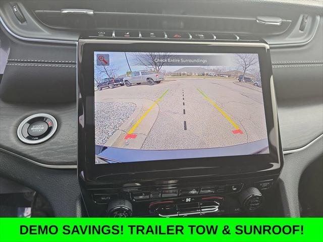 Photo of 2025 Diamond Black Crystal Pearlcoat Jeep Grand Cherokee L