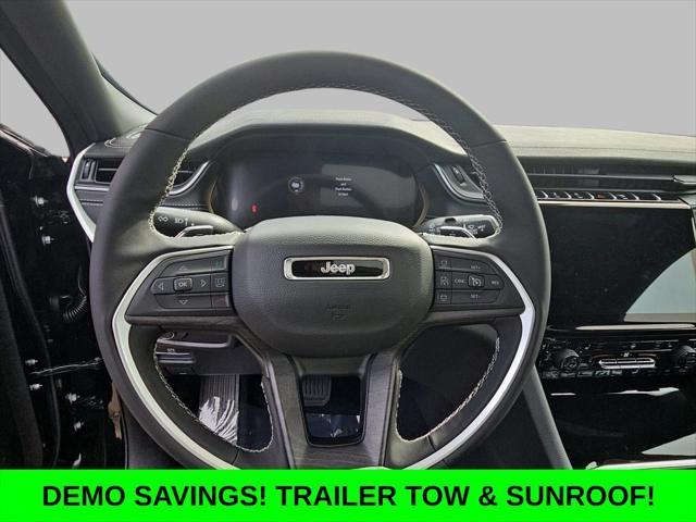 Photo of 2025 Diamond Black Crystal Pearlcoat Jeep Grand Cherokee L