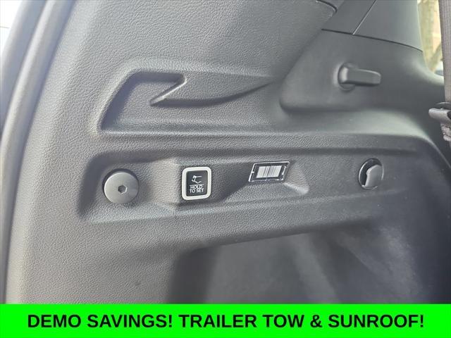 Photo of 2025 Diamond Black Crystal Pearlcoat Jeep Grand Cherokee L